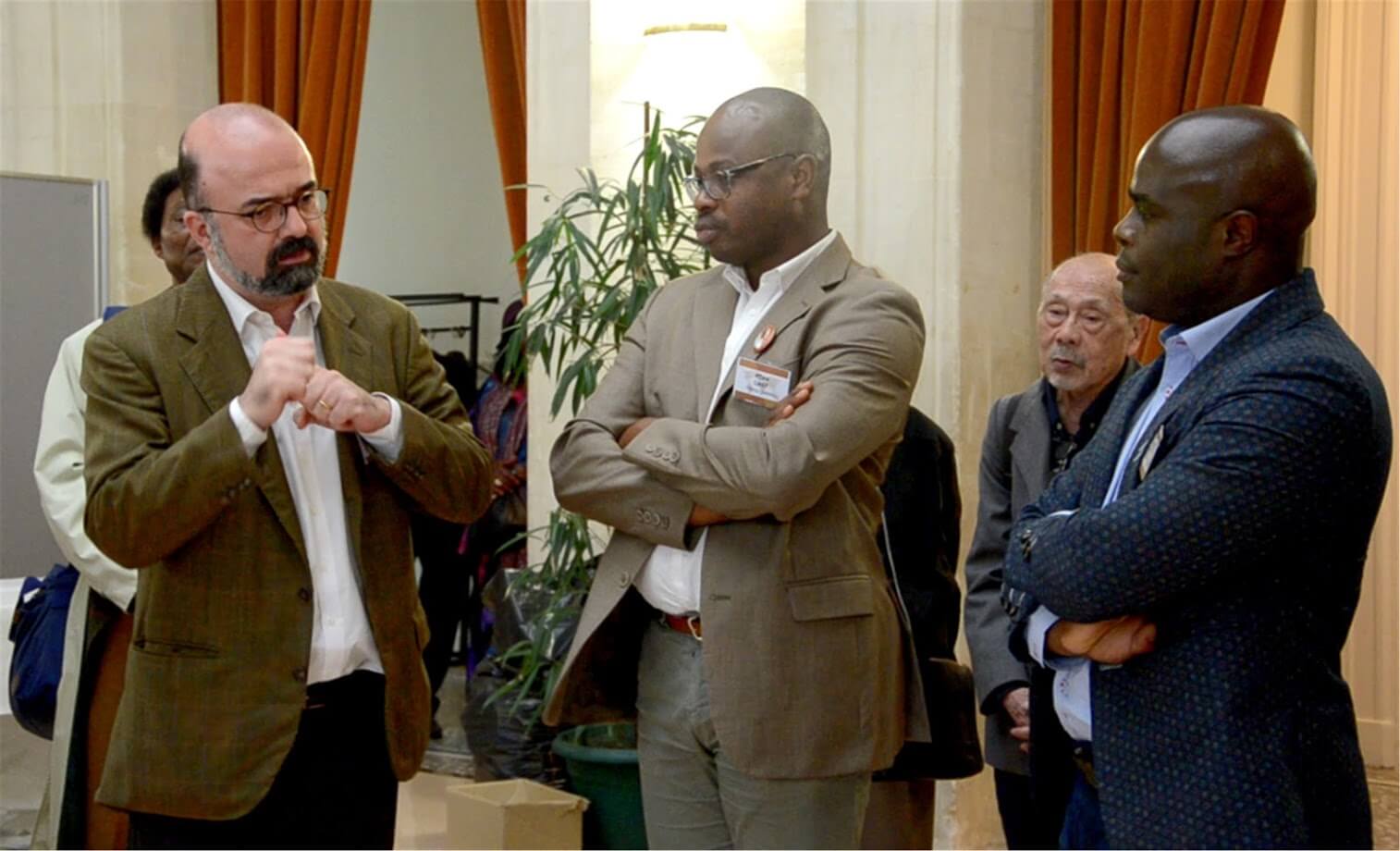 Un moment de prise de parole. Dans l’ordre : François-Xavier Reymond, Délégué adjoint pour les relations avec la société civile et les partenariats MEAE (gauche), Thierno CAMARA (centre), Mackendie Toupuissant (droite)