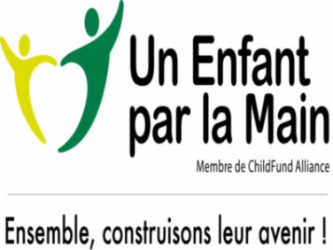 Un Enfant par la Main Un Enfant par la Main